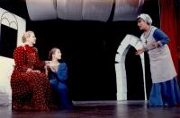 Rómeó és Júlia – 1988;  a   Capuletné, Júlia és a Dajka ( Péterfy Borbála, Papp Melitta és Sudár Annamária) – fotó: Szúts Miklós