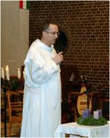 A várakozás zsoltára Pécsett a pálos templomban (2012. december 8-án); bevezetőt mond Bátor  Botond pálos tartományfőnök.