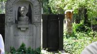Móricz Zsigmond sírja, a  háttérben Szabó Lőrinc fejfája a Művészparcellában (fotó: Majzik Péter)