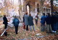 Ady Endre sírjánál – rendhagyó magyaróra a Kerepesi temetőben 2001-ben (fotó:Vasbányai Ferenc)